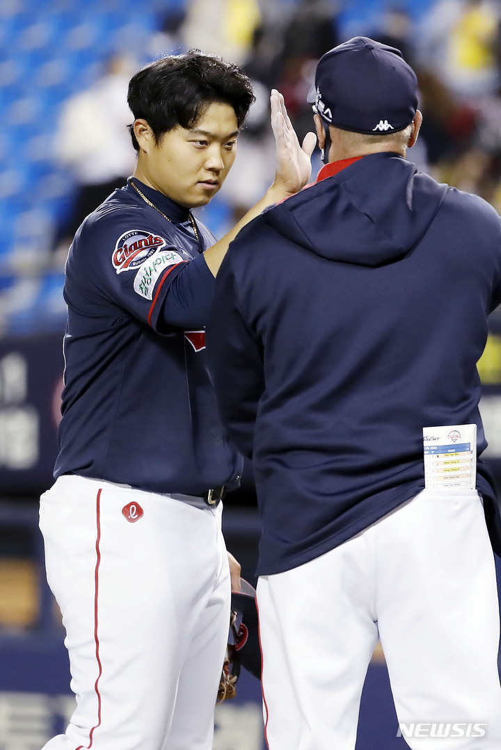 [서울=뉴시스] 최동준 기자 = 29일 서울 잠실야구장에서 열린 2022 KBO 리그 LG 트윈스 대 롯데 자이언츠의 경기, 9:4로 승리한 롯데 래리 서튼 감독이 한동희와 하이파이브 하고 있다. 2022.04.29. photocdj@newsis.com