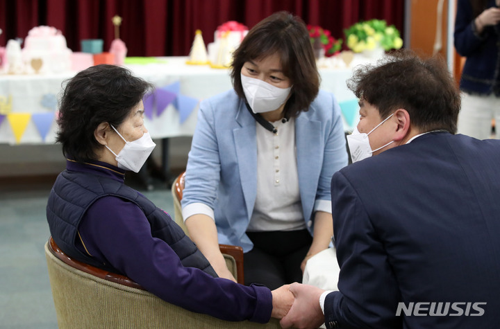 [서울=뉴시스] 5월 가정의 달을 맞아 요양병원·시설의 접촉면회가 허용된 지난 4월30일 오전 서울 성동구 시립동부노인전문요양센터에서 박영순(72세) 어르신이 아들과 딸을 만나 대화를 나누고 있다. (사진=뉴시스 DB) 2022.09.30. photo@newsis.com