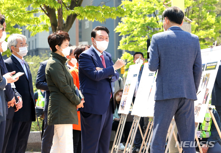 [고양=뉴시스] 인수위사진기자단 = 윤석열 대통령 당선인과 김은혜 국민의힘 경기도지사 후보자가 2일 오전 경기 고양시 수도권 광역급행철도 A노선(GTX-A) 공사 현장을 방문해 강희업 국토교통부 철도국장으로부터 브리핑받고 있다. 2022.05.02. photo@newsis.com