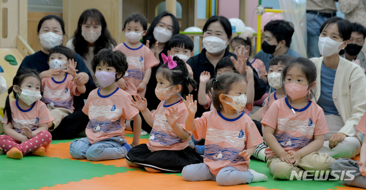 [서울=뉴시스] 아이들이 마술 공연을 지켜보고 있다. (사진=뉴시스 DB). photo@newsis.com