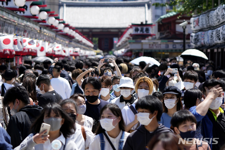 [도쿄=AP/뉴시스]일본 시민들이 지난 4일 마스크를 쓴 시민들이 참배를 위해 도쿄 아사쿠사의 사찰 센소지를 찾았다. 2022.05.09.