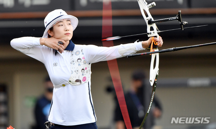 [광주=뉴시스] 류형근 기자 = 2022항저우아시안게임 양궁 리커브 국가대표 최미선(순천시청)이 4일 오후 광주 북구 광주-기아챔피언스필드에서 소음에 대비한 특별훈련을 하고 있다. 2022.05.04. hgryu77@newsis.com