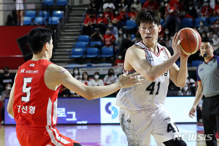 [서울=뉴시스] 백동현 기자 = 4일 오후 서울 송파구 잠실학생체육관에서 열린 2021-2022 KBL 챔피언결정전 안양 KGC인삼공사와 서울 SK나이츠의 2차전 경기, KGC 오세근이 드리블하고 있다. 2022.05.04. livertrent@newsis.com