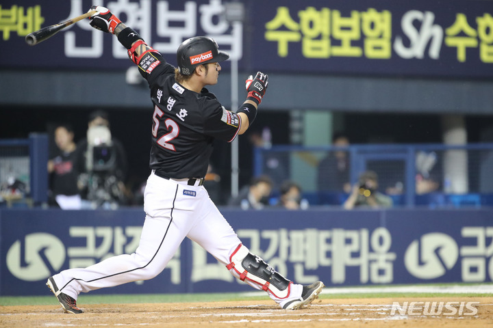 [서울=뉴시스] 권창회 기자 = 6일 오후 서울 송파구 잠실야구장에서 열린 '2022 KBO 리그' KT위즈와 두산 베어스의 경기, 8회 초 KT 박병호가 1점 홈런을 치고 있다. 2022.05.06. kch0523@newsis.com