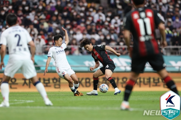 [서울=뉴시스]FC서울 황인범과 수원FC 이승우가 경합하고 있다. (사진=프로축구연맹 제공)