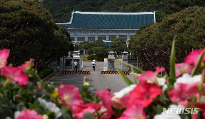 [서울=뉴시스] 추상철 기자 = 청와대 국민 개방을 하루 앞둔 9일 오후 서울 종로구 청와대에서 경찰이 경비를 서고 있다. 2022.05.09. scchoo@newsis.com