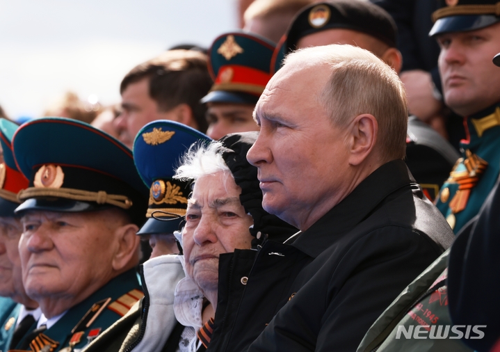 [모스크바=AP/뉴시스] 블라디미르 푸틴 러시아 대통령이 9일(현지시간) 러시아 모스크바의 붉은 광장에서 열린 제2차 세계대전 종전 제77주년(전승절) 기념 열병식에 참석해 퍼레이드를 지켜보고 있다. 2022.05.09.