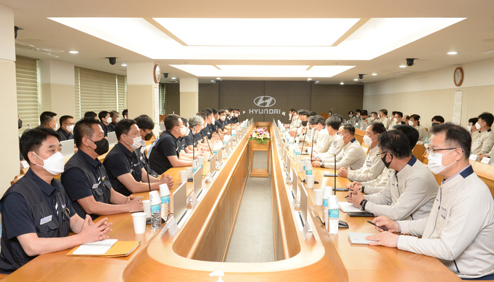 [울산=뉴시스] 배병수 기자 = 현대자동차 노사가 지난 5월 10일 울산공장 본관 동행룸에서 2022년도 임금협상 상견례를 진행하고 있다. 2022.05.10. bbs@newsis.com *재판매 및 DB 금지