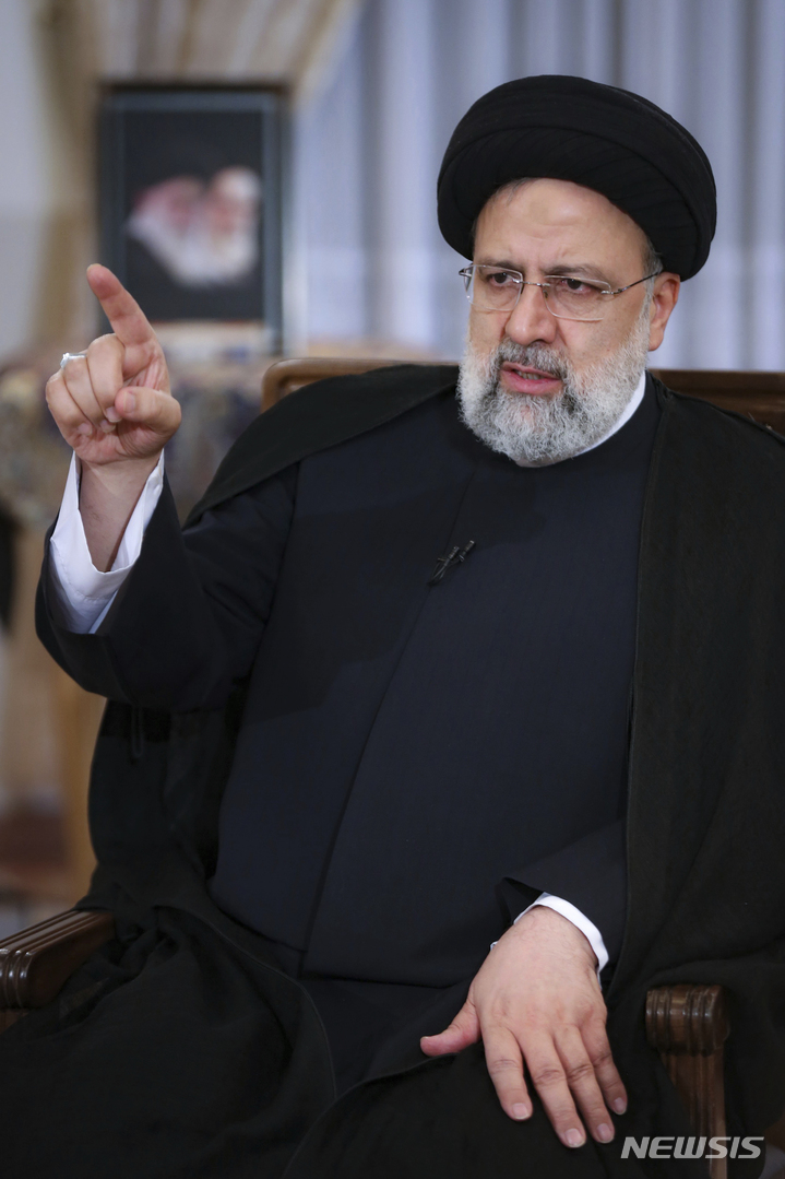 [테헤란=AP/뉴시스] 에브라힘 라이시 이란 대통령이 5월 9일 테헤란에 있는 대통령 집무실에서 국영 TV와 생방송 인터뷰를 하고 있다. 라이시 대통령은 미국의 석유 수출 제재에도 지난 8월 취임 당시보다 두 배나 많은 석유를 수출하고 있다고 밝혔다. 2022.05.10.