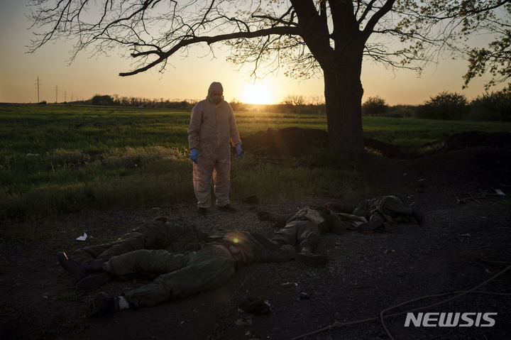 [하르키우=AP/뉴시스] 지난 9일(현지시간) 우크라이나군이 최근 탈환한 하르키우 인근 빌히우카 마을에서 우크라이나 구급 대원이 러시아 군인들 시신을 수습할 준비를 하고 있다. 2022.05.11.