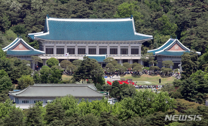 [서울=뉴시스] 김명원 기자 = 청와대 개방 첫날인 10일 오전 시민들이 청와대 경내에 가득하다. 74년 만에 전면 개방된 청와대에는 대통령 집무와 외빈 접견 등에 사용됐던 본관과 영빈관, 상춘재 등을 둘러볼 수 있다. 다만 건물 내부는 집기 이동 등 내부 정비가 완료된 이후에 가능하다. 2022.05.10. kmx1105@newsis.com