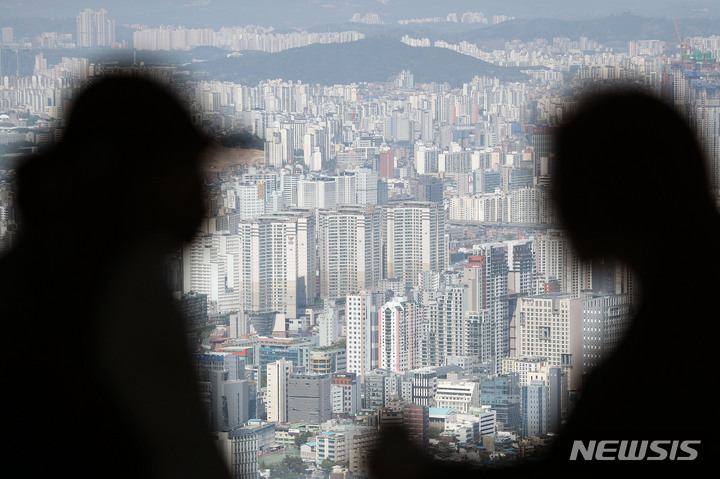 [서울=뉴시스] 서울 용산구 남산서울타워에서 서울 시내 아파트 단지가 내려다보인다. (사진=뉴시스 DB). photo@newsis.com