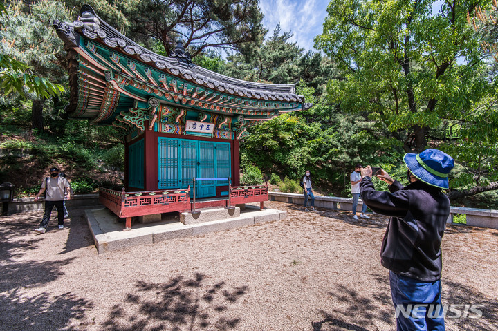 [서울=뉴시스] 인수위사진기자단 = 제20대 윤석열 대통령 취임일인 10일 서울 종로구 청와대에서 열린 국민 개방행사에서 경내 문화유산 오운정이 공개되고 있다. 2022.05.10. photo@newsis.com