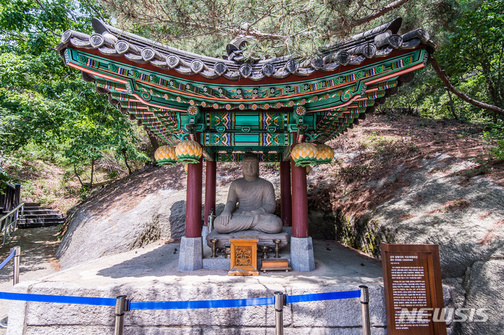 [서울=뉴시스] 인수위사진기자단 = 제20대 윤석열 대통령 취임일인 10일 개방한 서울 종로구 청와대에서 경내 문화유산 석조여래좌상이 공개되고 있다. 2022.05.10. photo@newsis.com