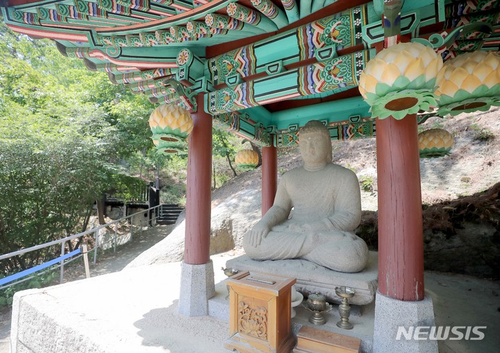 [서울=뉴시스] 인수위사진기자단 = 서울 종로구 청와대가 시민들에게 개방된 10일 오후 관저 뒤편 언덕에 보물 경주 방형대좌 석조여래좌상(미남불)이 전시돼 2022.05.10. photo@newsis.com