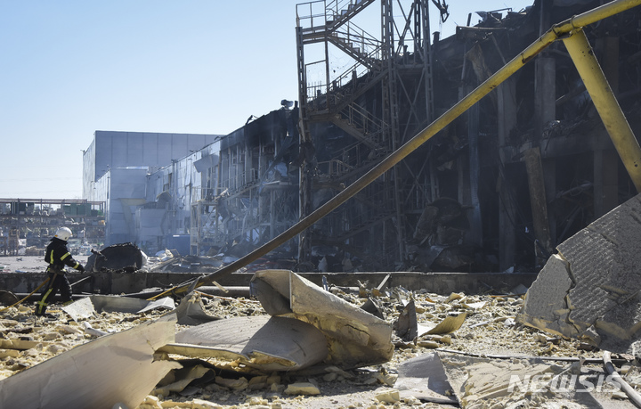 [오데사=AP/뉴시스] 10일(현지시간) 우크라이나 오데사 외곽의 파괴된 건물 근처에서 우크라이나 소방관이 작업하고 있다. 2022.05.11.