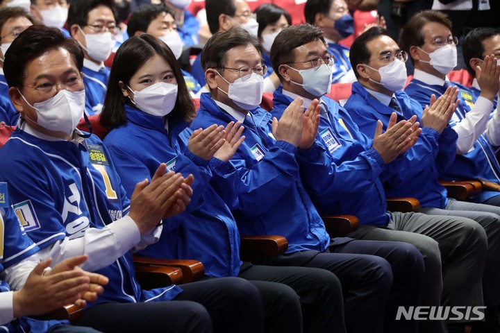 [서울=뉴시스] 김선웅 기자 = 이재명 더불어민주당 총괄선거대책위원장과 박지현, 윤호중 공동비대위원장이 11일 서울 여의도 국회 의원회관에서 열린 전국동시지방선거 및 재보궐선거 더불어민주당 통합선거대책위원회 출범식 및 공천장 수여식에서 박수를 치고 있다. 2022.05.11. mangusta@newsis.com