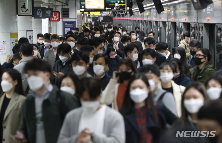 [서울=뉴시스] 서울 광화문역 승강장을 지나치는 시민들이 모두 마스크를 쓰고 있다. 
