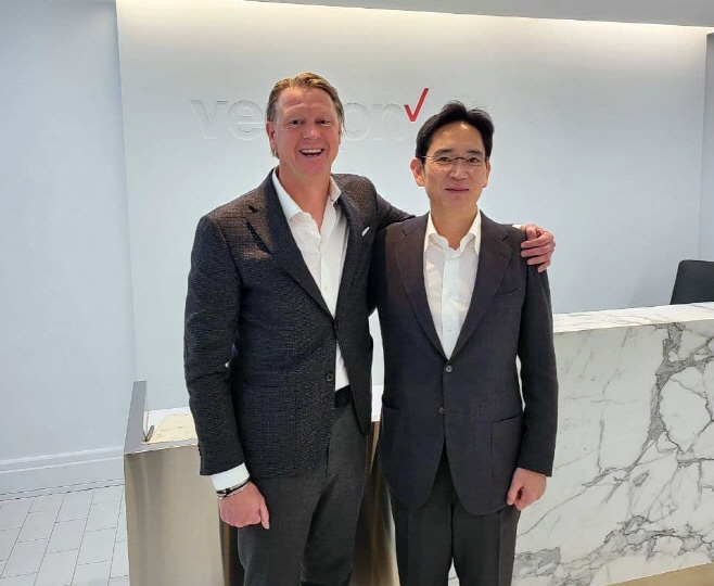 이재용(오른쪽) 삼성전자 부회장과 버라이즌 베스트베리 CEO. (사진제공=삼성전자) *재판매 및 DB 금지
