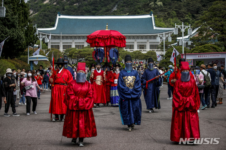 [서울=뉴시스] 정병혁 기자 = 13일 오전 서울 종로구 청와대에서 왕가의 산책 행렬이 이동하고 있다. 2022.05.13 jhope@newsis.com