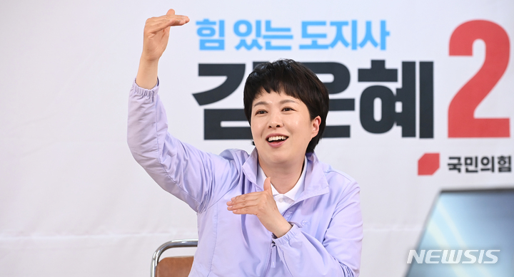 [수원=뉴시스] 김종택기자 = 김은혜 국민의힘 경기도지사 후보가 경기도 수원시 국민의힘 경기도당 선거 캠프에서 뉴시스와 인터뷰를 하고 있다. 2022.05.16. jtk@newsis.com