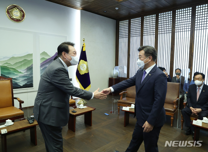 [서울=뉴시스] 홍효식 기자 = 윤석열 대통령이 16일 오전 서울 여의도 국회 접견실에서 국회의장 및 여야 지도부 사전 환담에서 윤호중 더불어민주당 공동비상대책위원장과 악수하고 있다. 2022.05.16. yesphoto@newsis.com