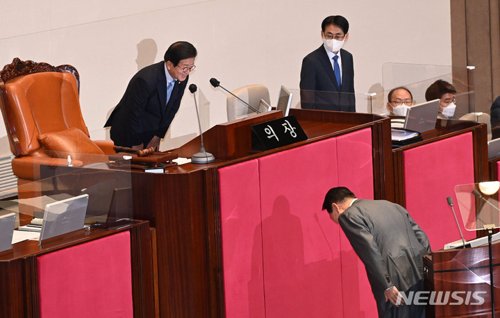 [서울=뉴시스] 김선웅 기자 = 윤석열 대통령이 16일 서울 여의도 국회 본회의장에서 코로나19 손실보상을 위한 추가경정예산(추경)안에 대해 시정연설을 하기 전 박병석 의장과 인사하고 있다. (공동취재사진) 2022.05.16. photo@newsis.com