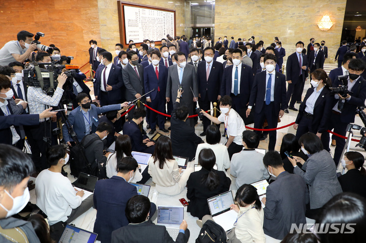 [서울=뉴시스] 김선웅 기자 = 윤석열 대통령이 16일 오전 국회 본회의에 참석해 코로나19 손실보상을 위한 추가경정예산(추경)안에 대한 첫 시정연설을 마치고 본회의장을 나와 로텐더홀에 대기한 기자들에게 소감을 밝히고 있다. (공동취재사진) 2022.05.16. photo@newsis.com