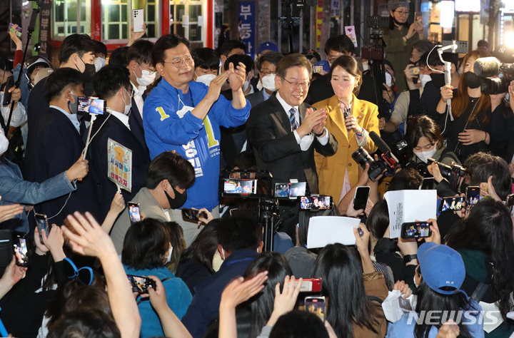 [서울=뉴시스] 조수정 기자 = 인천 계양을 국회의원 보궐선거에 출마하는 이재명 더불어민주당 상임고문과 송영길 서울시장 후보가 16일 서울 마포구 홍대 상상마당 앞에서 지지를 호소하고 있다. 2022.05.16. chocrystal@newsis.com