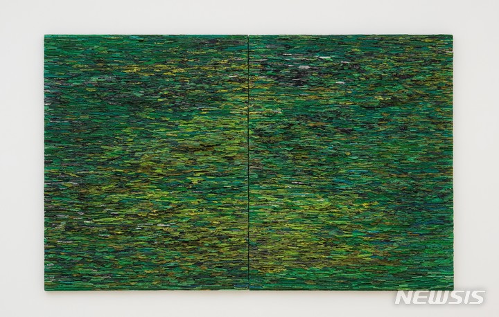 [서울=뉴시스]최은정, Time-Deep green,290x115cm,패널에 한지,2021~2022