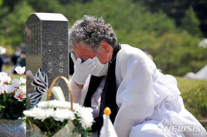 [광주=뉴시스] 이영주 기자 = 제42주년 5·18민주화운동 기념식 하루를 앞둔 17일 오전 광주 북구 운정동 국립5·18민주묘지에서 고 이정연 열사의 어머니 구선악(82) 여사가 오열하고 있다. 2022.05.17 leeyj2578@newsis.com