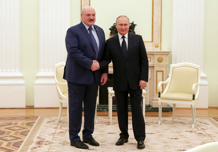 [모스크바=AP/뉴시스] 블라디미르 푸틴 러시아 대통령(오른쪽)과 알렉산드르 루카셴코 벨라루스 대통령이 지난 3월11일 모스크바에서 열린 회담에서 사진을 찍기 위해 포즈를 취하고 있다. 2022.03.11 *재판매 및 DB 금지