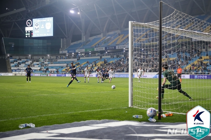 [서울=뉴시스]인천 무고사 페널티킥 동점골. (사진=프로축구연맹 제공)