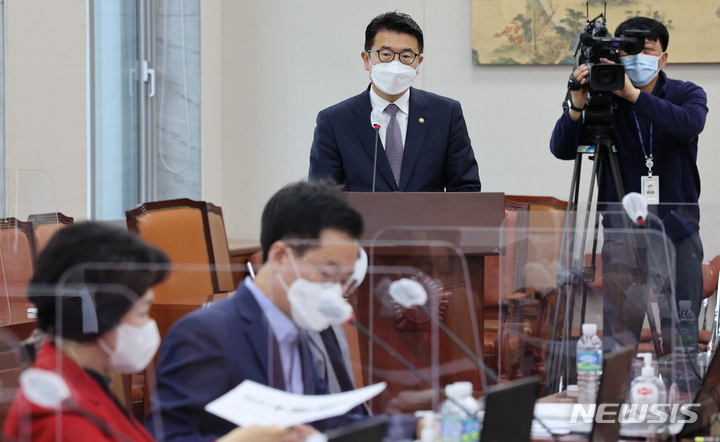 [서울=뉴시스] 최진석 기자 = 장상윤 교육부 차관이 17일 국회에서 열린 교육위원회 전체회의에 출석해 추경안 제안설명을 하고 있다. (공동취재사진) 2022.05.17. photo@newsis.com