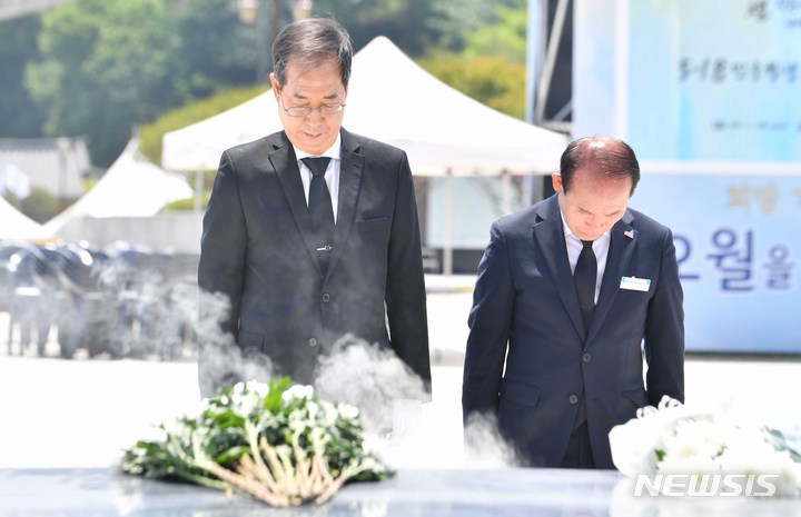 [광주=뉴시스] 변재훈 기자 = 한덕수 국무총리 후보자가 5·18민주화운동 42주기를 하루 앞둔 17일 광주 북구 운정동 국립5·18민주묘지에서 오월 영령 앞에 헌화·분향하고 있다. 2022.05.17. wisdom21@newsis.com