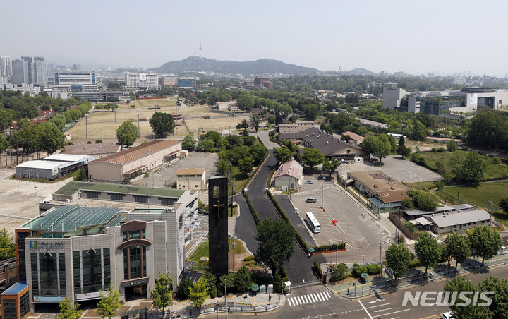 [서울=뉴시스] 최동준 기자 = 용산 미군기지 터의 토양, 지하수 오염 농도가 공원 조성에 필요한 기준치보다 높아 공원 개방이 우려되고 있다. 사진은 지난 17일 서울 용산 대통령실과 공원 조성 부지 모습. 2022.05.17. photocdj@newsis.com