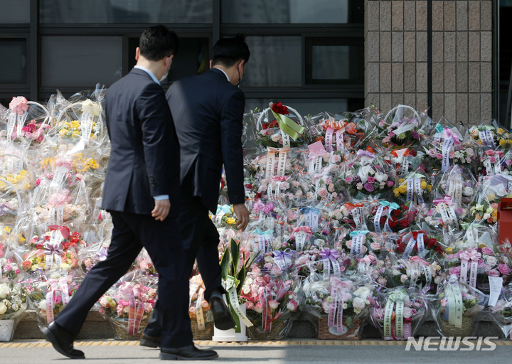 [과천=뉴시스] 조성우 기자 = 17일 오후 경기도 과천시 법무부 청사 앞에서 한동훈 법무부 장관 후보자 지지자들이 보낸 꽃바구니가 놓여 있다. 2022.05.17. xconfind@newsis.com