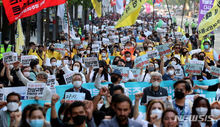 [광주=뉴시스] 신대희 기자 = 17일 오후 광주 동구 금남로에서 '오월, 진실의 힘으로! 시대의 빛으로!'를 주제로 42주년 5·18 민주화운동 전야행사가 열리고 있다. 2022.05.17. sdhdream@newsis.com