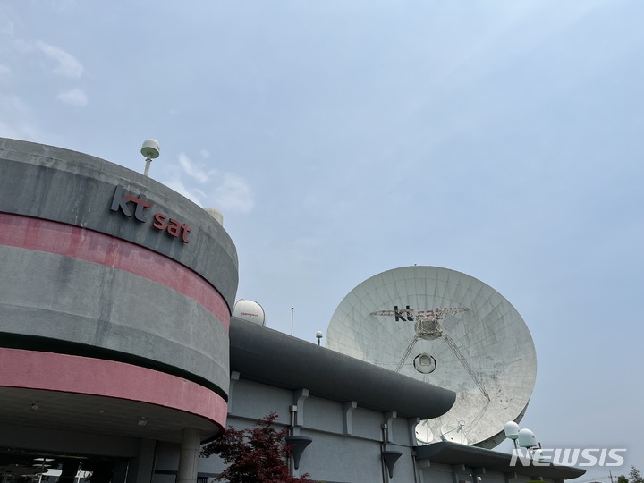 【서울=뉴시스】 KT SAT 금성위성센터에는 우리나라 첫 번째 위성 안테나가 위치해 있다. 이는 1970년 이 위성센터의 개국과 함께 설치됐으나 2021년까지만 사용됐다. 2022.5.18