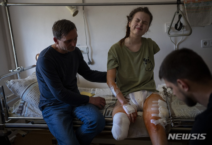 [키이우=AP/뉴시스] 나스티아 쿠지크(21)가 지난 4일(현지시간) 우크라이나 키이우에 위치한 한 병원에서 재활치료를 받고 있다. 나스티아는 3월 17일 체르니히브에 위치한 자신의 오빠 집을 갔다가 돌아오는 길에 폭격을 당해 오른쪽 다리 무릎 아래를 잃었고 왼쪽 다리도 심하게 다쳤다. 그녀는 추가 치료를 위해 독일로 이송됐다. 2022.05.19.