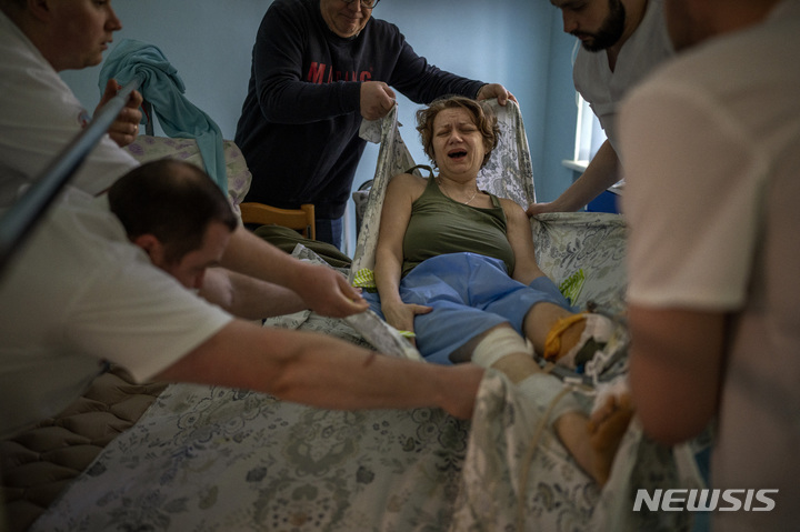 [키이우=AP/뉴시스] 올레나 비터(45)가 지난 10일(현지시간) 우크라이나 키이우에 위치한 한 수술을 받기 위해 들것에 실려가고 있다. 올레나는 폭발로 인해 왼쪽 다리를 잃었다. 2022.05.19.