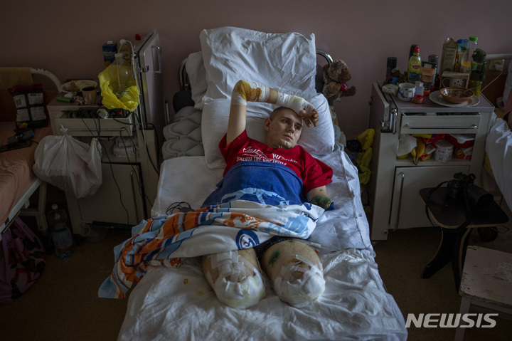 [키이우=AP/뉴시스] 안톤 글래던(22)이 지난 5일 우크라이나 체르카시 병원에 누워있다. 안톤 글래던은 우크라이나 동부 전선에 배치됐던 군의관이었다. 3월 27일 지뢰 폭발로 두 다리와 왼팔을 잃었다. 2022.05.19.
