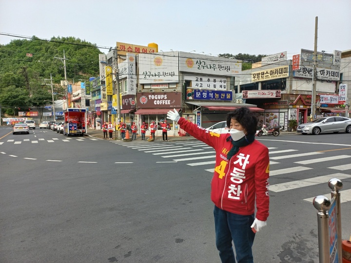 [포항=뉴시스] 강진구 기자 = 경북 포항시의회 다(용흥동, 우창동)선거구 무소속 기호4번 차동찬 후보는 19일 오후 우방토파즈 앞에서 열린 출정식에서 "국민의힘은 이사짐센터를 방불케 하는 사천으로 민심을 배반하고 당심도 왜곡하고 있다"며 "3인 정수 선거구에 2인만 공천하는 기상천외한 일도 벌어지고 있다"고 성토했다.사진은 선거운동하는 차동찬 후보.(사진=차동찬 후보 선거사무소 제공) 2022.05.19.photo@newsis.com *재판매 및 DB 금지