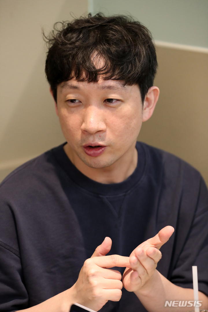 [서울=뉴시스] 박진희 기자 = 인문 에세이 '그래서...이런 말이 생겼습니다' 작가이자 서평가인 금정연이 지난 18일 서울 마포구 한 카페에서 뉴시스와 인터뷰 하고 있다. 2022.05.21. pak7130@newsis.com