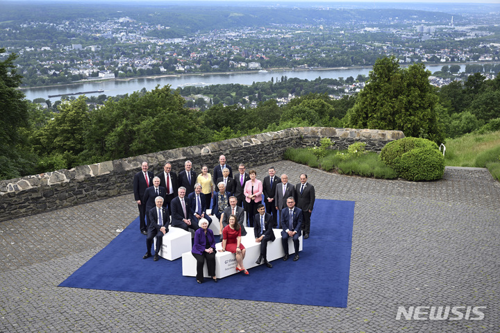 [쾨니히스빈터=AP/뉴시스] 주요 7개국(G7) 재무장관 및 중앙은행 총재들이 19일(현지시간) 독일 본 인근 쾨니히스빈터 페테르스베르크 연방영빈관에서 기념촬영을 하고 있다. 2020.05.20