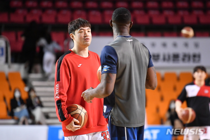 [서울=뉴시스]프로농구 전주 KCC 이승현 (사진 = KBL 제공)