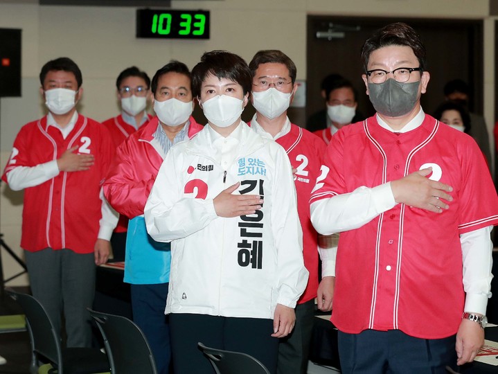 [서울=뉴시스] 국회사진기자단 = 김은혜 국민의힘 경기지사 후보가 20일 오전 일산 킨텍스에서 열린 '중앙선대위 경기 현장회의'에 참석해 권성동 원내대표 등 참석자들과 국민의례를 하고 있다. 2022.05.20. photo@newsis.com