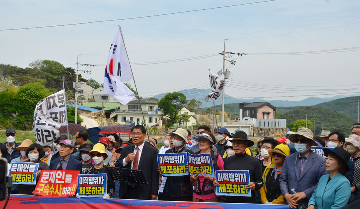 [양산=뉴시스] 안지율 기자 = 자유통일당 구주와 대변인 등이 20일 문재인 전 대통령 사저인 경남 양산시 하북면 지산리 평산마을 인근 빈터에서 문 전 대통령 규탄 집회를 갖고 있다. 2022.05.20. alk9935@newsis.com