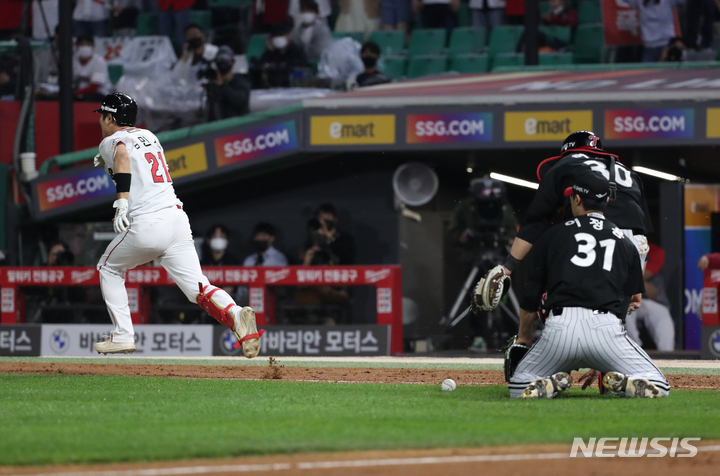 [인천=뉴시스] 고승민 기자 = 20일 인천 SSG랜더스필드에서 열린 2022 KBO 리그 LG 트윈스 대 SSG 랜더스 경기, 7회말 SSG 공격 무사 1루 상황 9번타자 김민식이 희생번트를 친 후 1루로 향하고 있다. 2022.05.20. kkssmm99@newsis.com