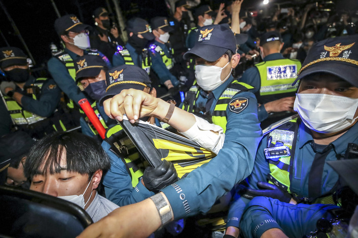 [서울=뉴시스] 정병혁 기자 = 20일 방한한 조 바이든 미국 대통령의 숙소로 알려진 서울 용산구 그랜드 하얏트호텔에서 전국대학생진보연합 등 바이든 미국 대통령 방한에 반대하는 관계자들이 경찰과 충돌하고 있다. 2022.05.20. jhope@newsis.com